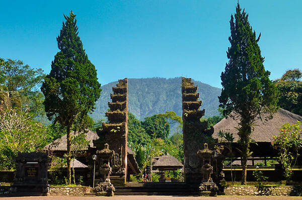 Pura Luhur Batukaru: Pura Sakral di Lereng Berkabut Gunung Batukaru