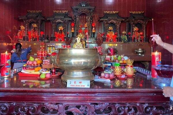 Pura Luhur Candi Narmada Tanah Kilap, Denpasar: Pura Muara Tukad Badung dengan Griya Kongco Dewi Kwan Im