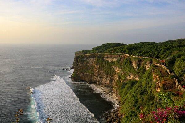 Pura Luhur Uluwatu: Pura di Tebing 70 Meter & Tari Kecak Sunset