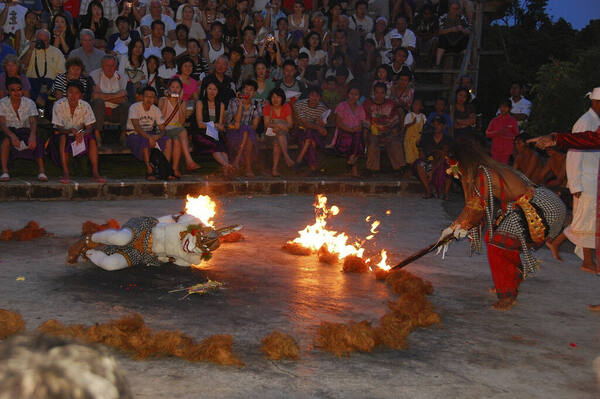Pura Luhur Uluwatu: Pura di Tebing 70 Meter & Tari Kecak Sunset