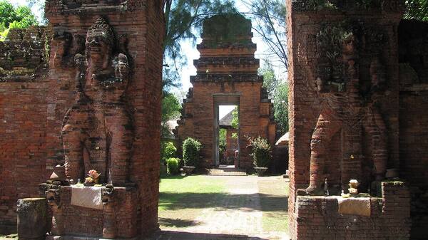 Pura Maospahit Denpasar: A Majapahit Trace in Red Brick