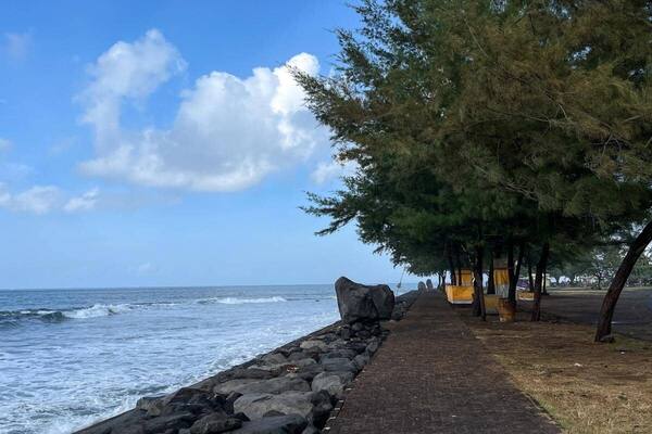 Pura Masceti Gianyar: Pura Sad Kahyangan di Tepi Pantai Pasir Hitam