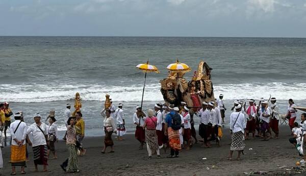 Pura Masceti Gianyar: Pura Sad Kahyangan di Tepi Pantai Pasir Hitam