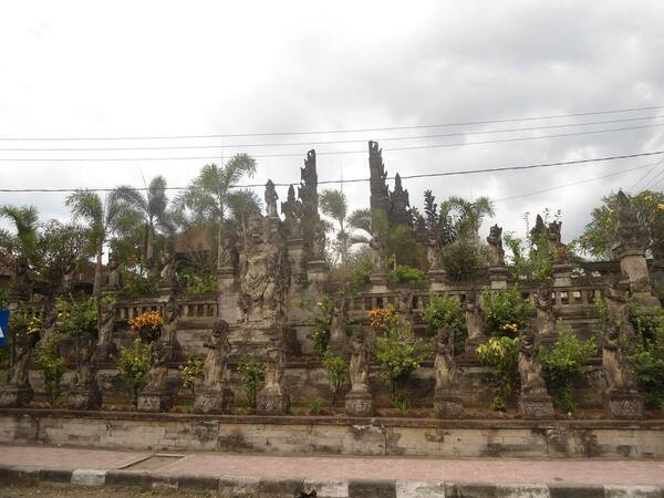 Pura Meduwe Karang: Kuil Bali Utara dengan Relief Ikonik Pesepeda