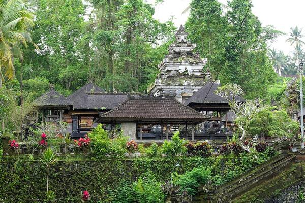 Pura Mengening, Tampaksiring: Melukat Khusyuk Satu Kilometer dari Tirta Empul