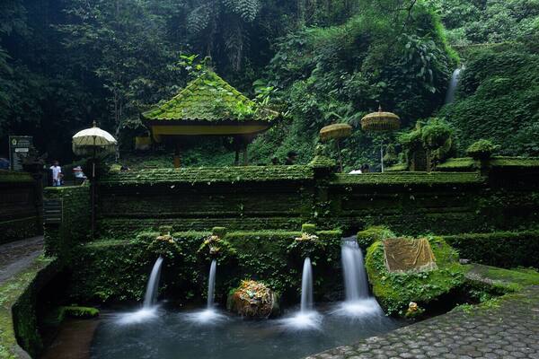 Pura Mengening, Tampaksiring: Melukat Khusyuk Satu Kilometer dari Tirta Empul