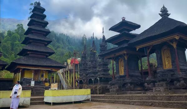 Pura Pasar Agung: गुनुंग अगुंग की ढलान पर शांत प्रवेशद्वार