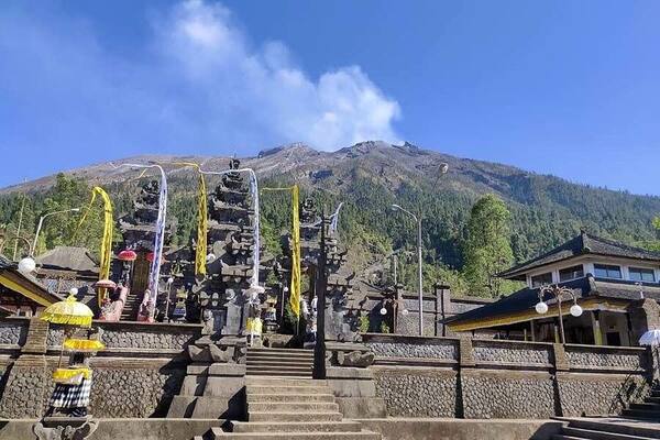 Pura Pasar Agung: Gerbang Sunyi di Lereng Gunung Agung