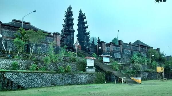Pura Pasar Agung: Gerbang Sunyi di Lereng Gunung Agung