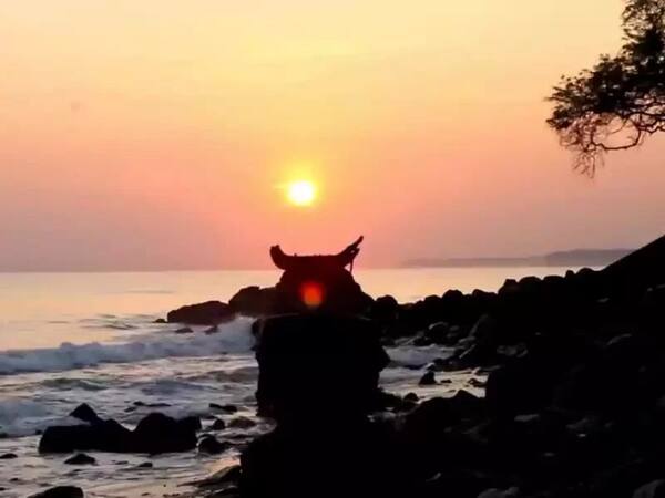 Pura Ponjok Batu: Pura Karang Bersejarah di Pesisir Bali Utara