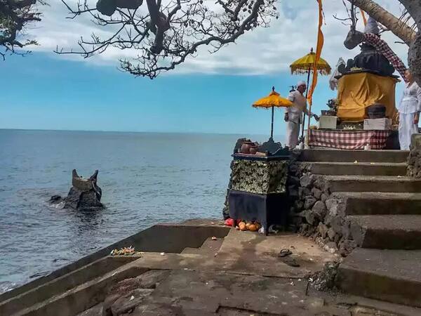 Pura Ponjok Batu: Pura Karang Bersejarah di Pesisir Bali Utara