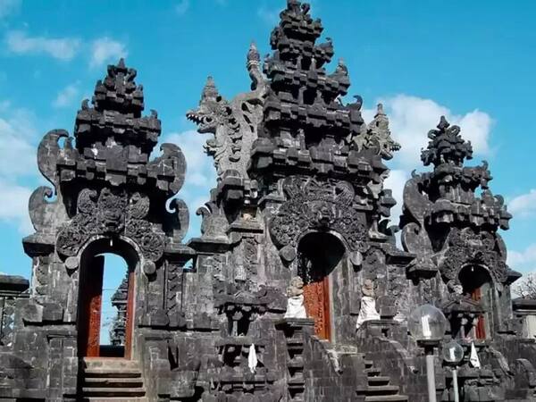 Pura Ponjok Batu: Pura Karang Bersejarah di Pesisir Bali Utara
