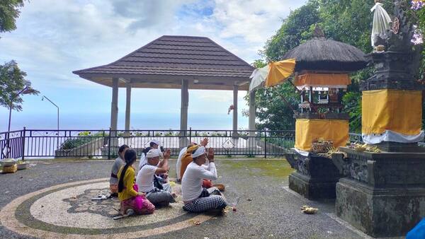 Pura Pucak Bukit Sinunggal Tajun: Pura Bukit Sunyi di Kubutambahan