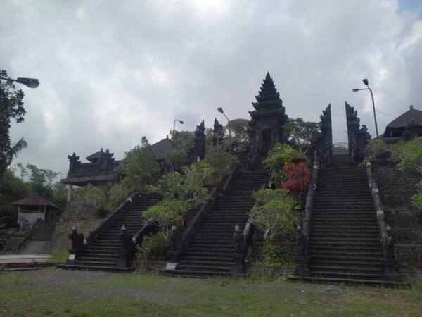 Pura Puncak Padang Dawa, Tabanan: Pura Sunyi Tempat Puluhan Barong Berkumpul