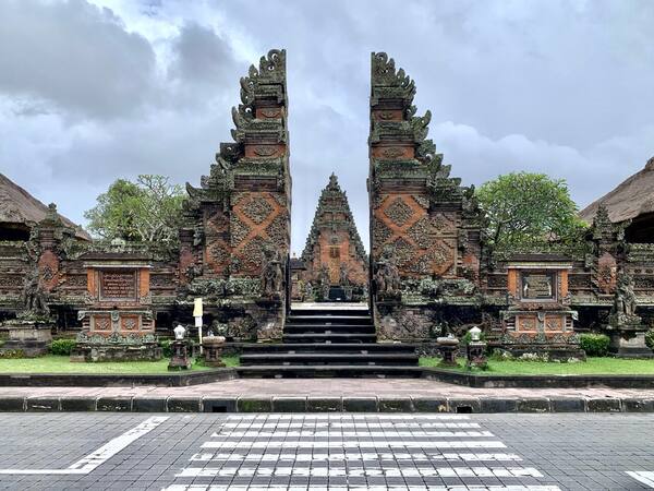 Pura Puseh Batuan: Candi Kuno Berukir di Jantung Gianyar