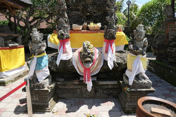 Pura Puseh Batuan: Candi Kuno Berukir di Jantung Gianyar