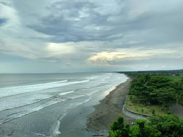 Pura Rambut Siwi: A Silent Cliff Temple in Jembrana Facing the Indian Ocean