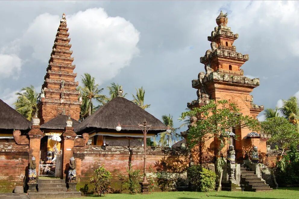 Pura Sada Kapal: A Majapahit Brick Tower and 64 Stone Monuments of Mengwi