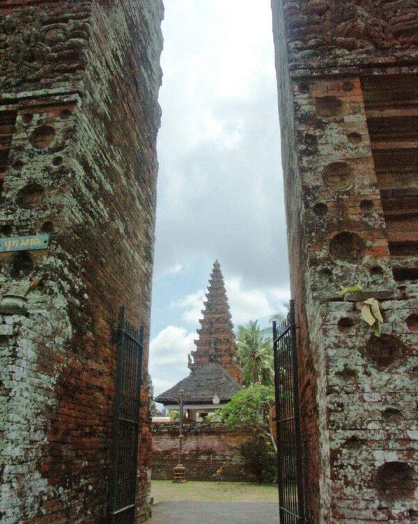Pura Sada Kapal, Menara Bata Majapahit dan 64 Tugu Pahlawan Mengwi