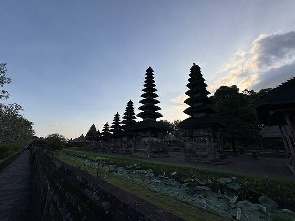 Pura Taman Ayun Mengwi: Pura Kerajaan Bersejarah yang Dikelilingi Parit Air