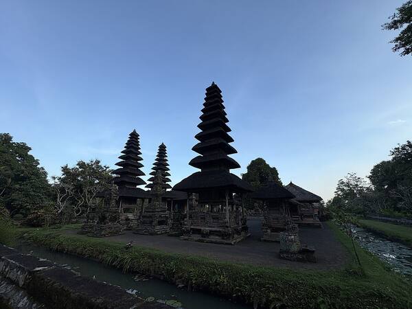 Pura Taman Ayun Mengwi: Pura Kerajaan Bersejarah yang Dikelilingi Parit Air