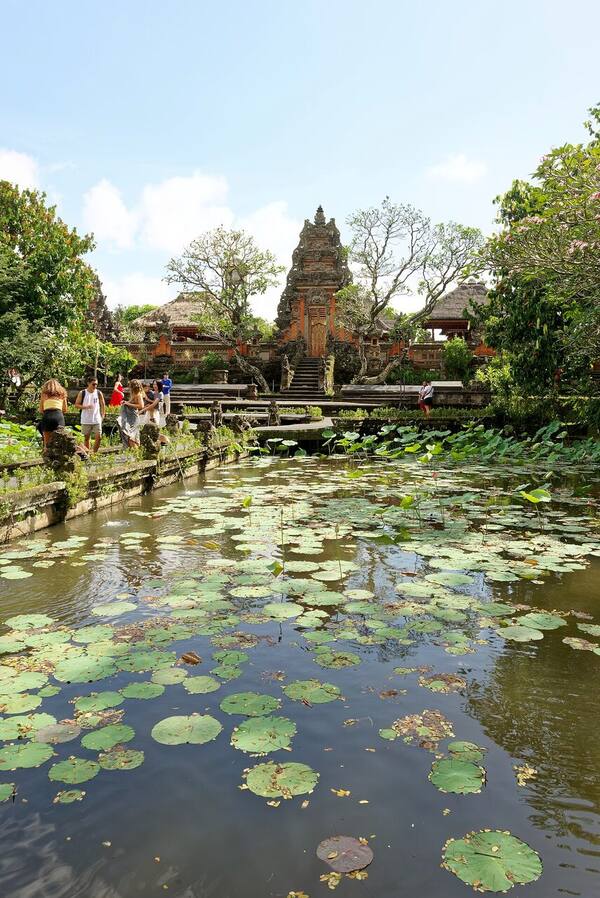 Pura Taman Saraswati (Ubud Water Palace): Kuil Air Teratai di Jantung Ubud