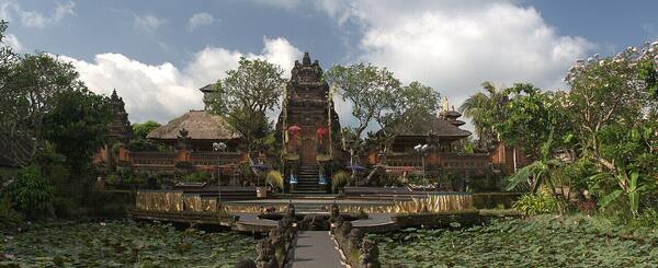 Pura Taman Saraswati (Ubud Water Palace): Kuil Air Teratai di Jantung Ubud