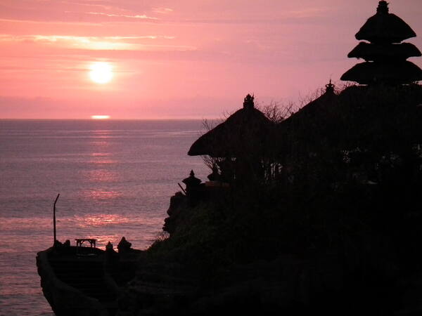 海神庙（Tanah Lot）：海上岩石神庙与巴厘日落地标