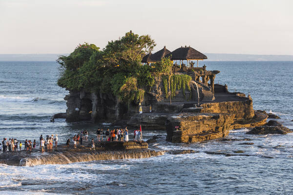 Pura Tanah Lot: Pura di Atas Karang & Ikon Sunset Bali