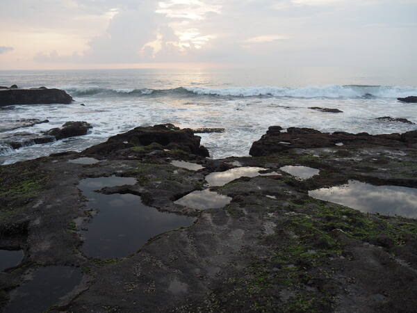 Pura Tanah Lot: Pura di Atas Karang & Ikon Sunset Bali