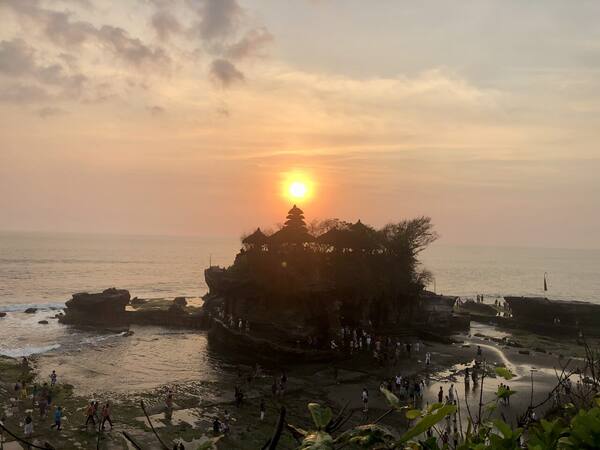 Pura Tanah Lot: Pura di Atas Karang & Ikon Sunset Bali