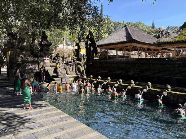 Pura Tirta Empul Tampaksiring: Panduan Melukat di Mata Air Suci
