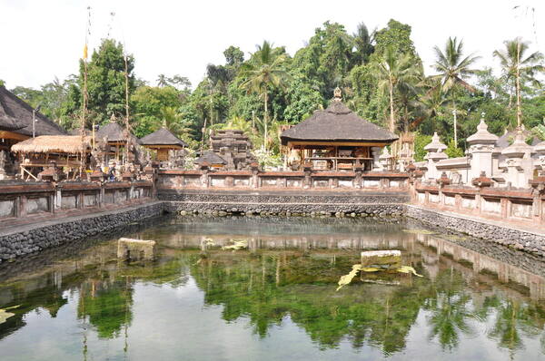 Pura Tirta Empul Tampaksiring: Panduan Melukat di Mata Air Suci