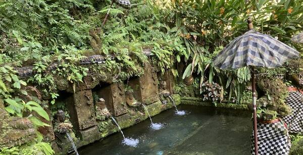 Pura Tirta Tadah Uwuk, Nyalian: Melukat in a Klungkung Valley