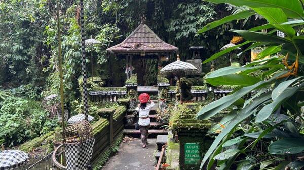 Pura Tirta Tadah Uwuk Nyalian: Melukat di Dasar Lembah Klungkung