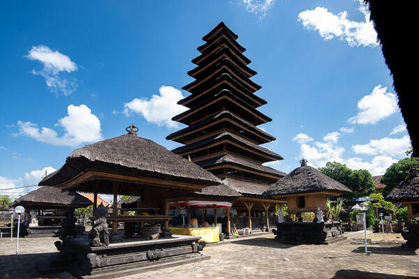 Pura Ulun Siwi Jimbaran: Pura Tua yang Dilewati Ribuan Turis Seafood