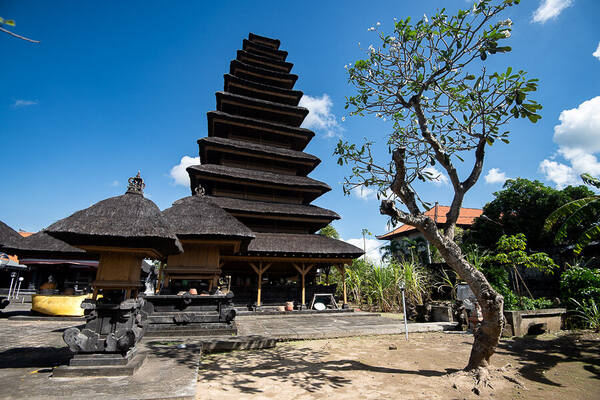 Pura Ulun Siwi Jimbaran: Pura Tua yang Dilewati Ribuan Turis Seafood