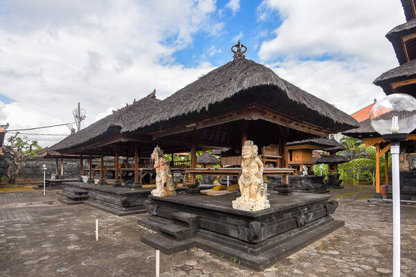 Pura Ulun Siwi Jimbaran: Pura Tua yang Dilewati Ribuan Turis Seafood