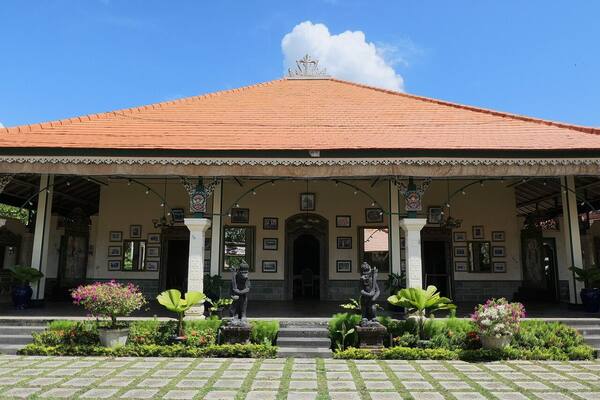Puri Agung Karangasem: Istana Sepi di Amlapura yang Layak Satu Jam Anda