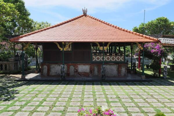 Puri Agung Karangasem: Istana Sepi di Amlapura yang Layak Satu Jam Anda