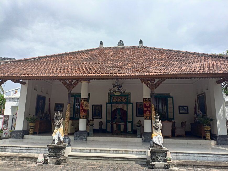 Puri Agung Singaraja: 2026 Entry, Quiet Hours and Getting There