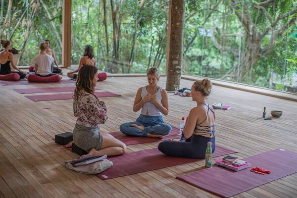 Radiantly Alive Ubud: Studio Yoga Ramah untuk Semua Level