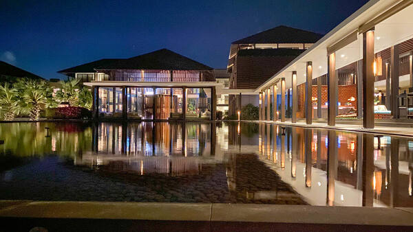 Radisson Blu Uluwatu vs Renaissance Uluwatu: Pilih yang Mana?
