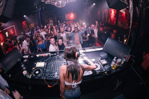Red Ruby Seminyak: Klub Techno Petitenget, Tiket, dan Jam Ramai
