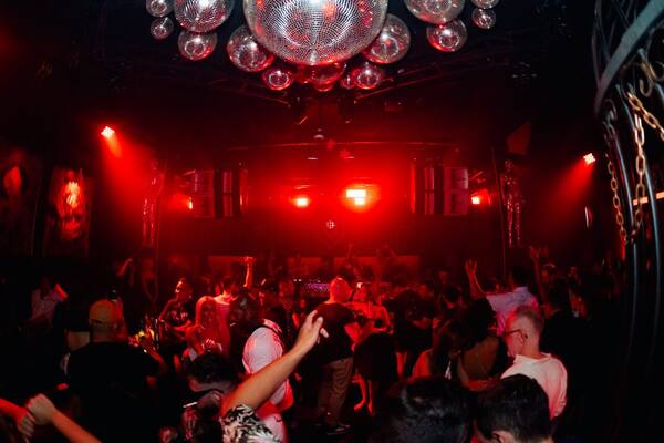 Red Ruby Seminyak: Klub Techno Petitenget, Tiket, dan Jam Ramai