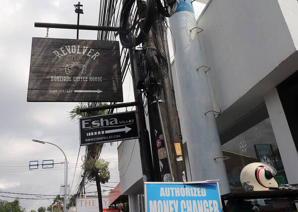 Revolver Espresso Seminyak: Kafe Specialty Coffee Ikonik di Gang Kayu Aya