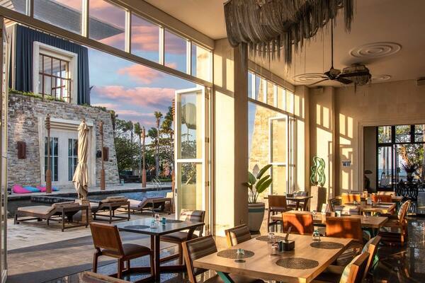 Sakala Beach Club Tanjung Benoa: Kolam Infinity, BBQ Pantai & Pizza Kayu Bakar