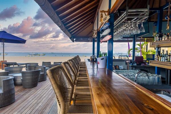 Sakala Beach Club Tanjung Benoa: Kolam Infinity, BBQ Pantai & Pizza Kayu Bakar