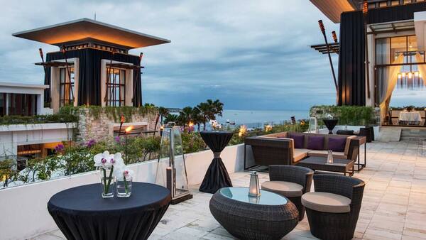 Sakala Beach Club Tanjung Benoa: Kolam Infinity, BBQ Pantai & Pizza Kayu Bakar