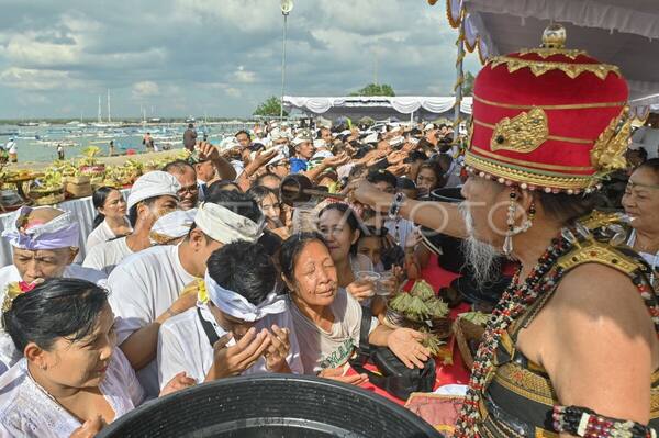 Saraswati & Banyu Pinaruh 2026: Melukat Subuh di Pantai Mertasari